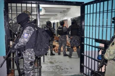 Polic&iacute;as destruyen paredes y pisos en busca de armas en cuatro c&aacute;rceles de Ecuador