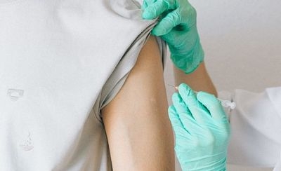 Hombre italiano intent&oacute; vacunarse con un brazo de silicona
