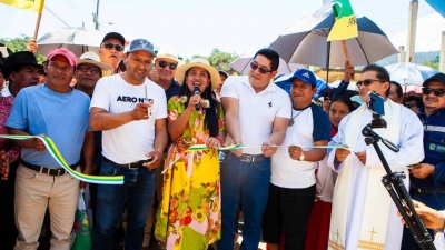 Prefectura de Zamora Chinchipe entreg&oacute; el asfaltado de la v&iacute;a Piuntza Alto