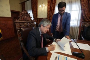 Lasso firm&oacute; nuevo Reglamento de la Ley de Hidrocarburos