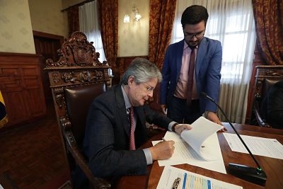Lasso firm&oacute; nuevo Reglamento de la Ley de Hidrocarburos