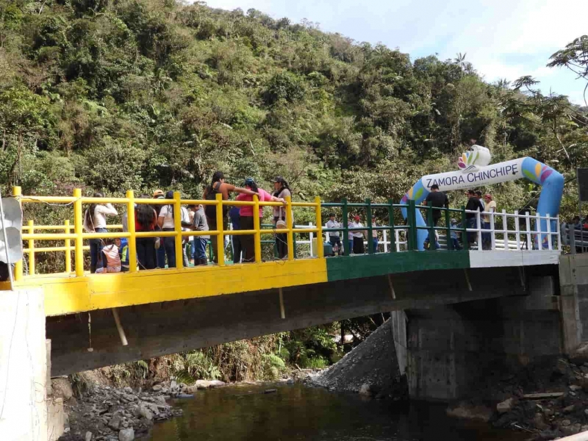 Prefectura entregó nuevo puente vehicular sobre la quebrada  El Morocho, Yacuambi