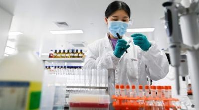 China distribuye vacunas no probadas contra el covid-19 a decenas de miles de personas; &iquest;cu&aacute;les son los riesgos?