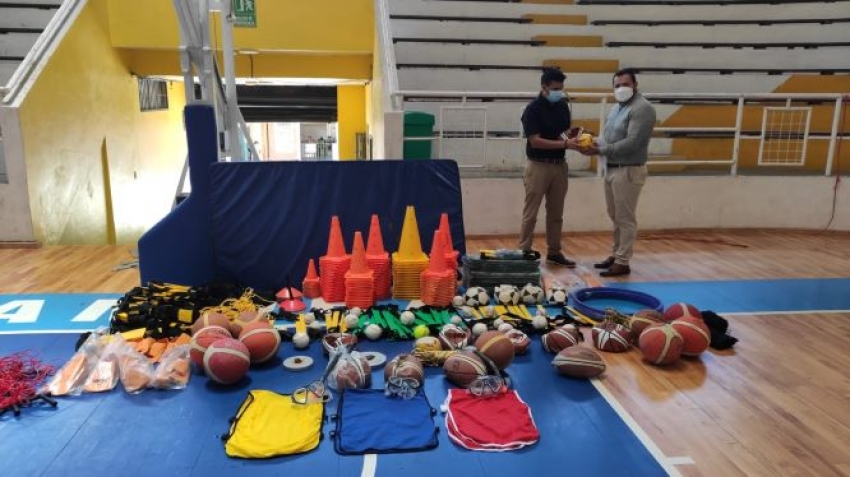 Coordinación Zonal 7, entrega implementos deportivos a Fede Zamora
