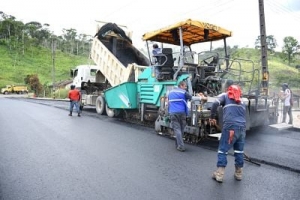 Inici&oacute; la colocaci&oacute;n del asfalto en las  calles de la cabecera parroquial El Dorado