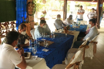 Gobernador Absal&oacute;n Campoverde mantuvo  reuni&oacute;n de trabajo con seis de los nueve alcaldes de la provincia de Zamora Chinchipe
