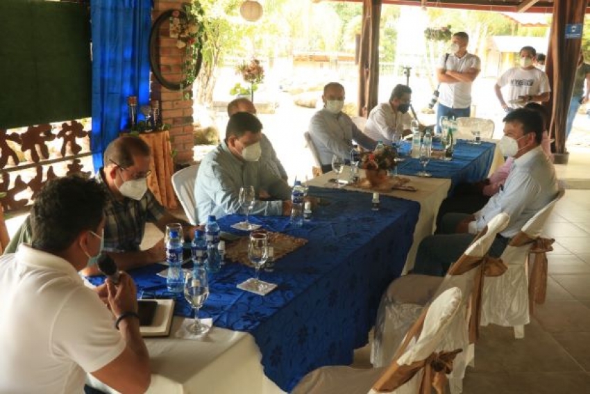 Gobernador Absalón Campoverde mantuvo  reunión de trabajo con seis de los nueve alcaldes de la provincia de Zamora Chinchipe