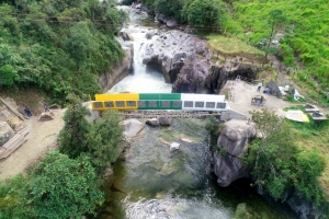 Prefectura de Zamora Chinchipe avanza en la construcci&oacute;n del puente peatonal sobre el r&iacute;o Insimanchi