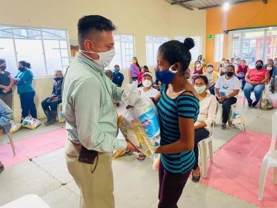 Gobernador entrega beneficios de salud y alimentos en Palanda