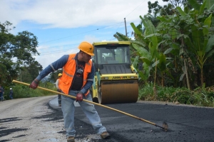 Prefectura de Zamora Chinchipe asfalta nueva v&iacute;a en El Pangui