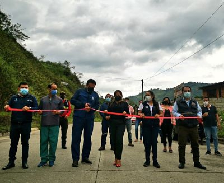 EERSSA entregó proyecto de alumbrado público en Palanda