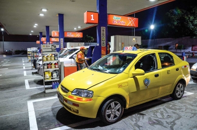 Taxistas recibir&iacute;an USD 33 al mes sin condicionamientos tras eliminaci&oacute;n de subsidios