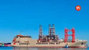 Barcaza turca de generaci&oacute;n el&eacute;ctrica lleg&oacute; a puerto de Santa Elena