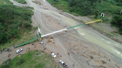 Puente met&aacute;lico al servicio de los moradores de El Guabo