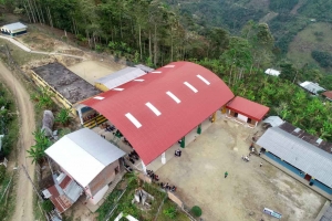 Prefectura entreg&oacute; una nueva cubierta met&aacute;lica al sector educativo en Chinchipe
