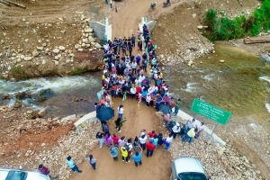 Prefectura inaugura un nuevo puente en San Carlos de las Minas