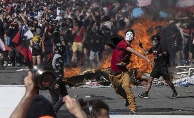 Cerca de 580 detenidos y un muerto en noche de extrema violencia en Chile