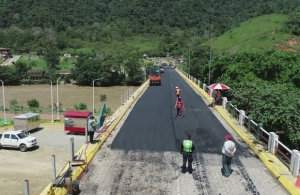 Se coloc&oacute; de la carpeta asf&aacute;ltica sobre el puente vehicular paso a la ciudad de Zumbi