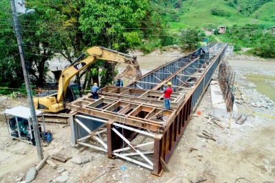 Puente carrozable sobre el r&iacute;o Yacuambi tiene un avance del 80%
