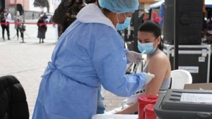 Ecuador y Colombia intensifican vacunaci&oacute;n contra la COVID-19 en paso fronterizo