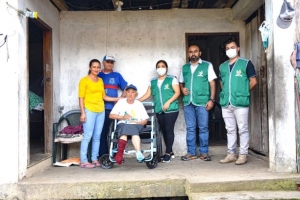 Jornada de entrega solidaria de sillas de ruedas y bastones a personas con discapacidad