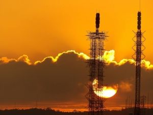 Retienen a trabajadores en Per&uacute; por creer que antenas 5G transmiten el coronavirus