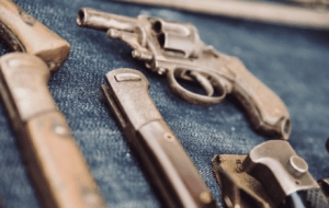 Noboa dispone la reducci&oacute;n del 30% del ICE para la importaci&oacute;n de armas