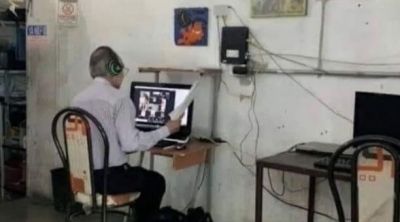 Profesor que no tiene Internet en su casa acude todos los d&iacute;as a un 'cyber' caf&eacute; para poder dar clases