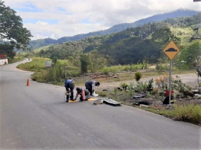 Colocan reductores de velocidad en puntos estrat&eacute;gicos del cant&oacute;n Centinela del C&oacute;ndor