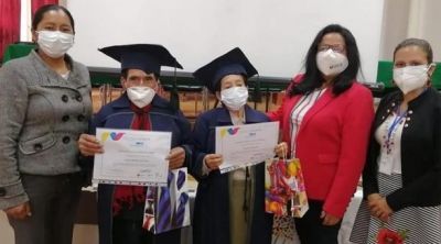 Baltazar Ushca, el &uacute;ltimo hielero, se gradu&oacute; de la primaria a sus 76 a&ntilde;os