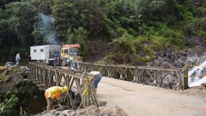 Contin&uacute;a trabajos de mantenimiento del puente sobre quebrada el Destrozo