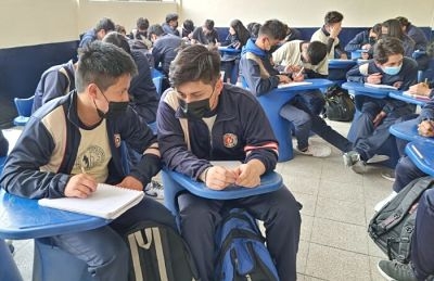 Planteles masivos no logran cumplir el distanciamiento