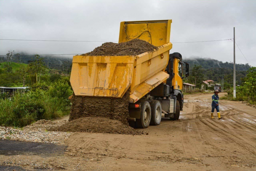 Prefectura refuerza mantenimiento en la vía El Dorado - Guayzimi