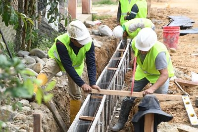 Avanza construcci&oacute;n de aceras y bordillos para la ciudad de Panguintza