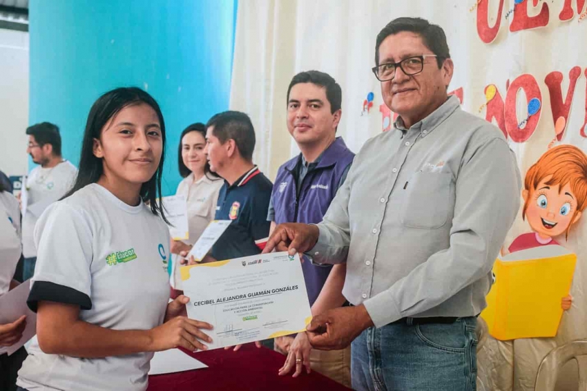 Más de 200 estudiantes y docentes de la Unidad Educativa 10 de Noviembre se capacitaron en educación ambiental
