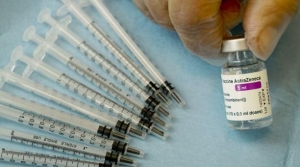 Dinamarca suspende definitivamente vacuna de AstraZeneca por casos an&oacute;malos