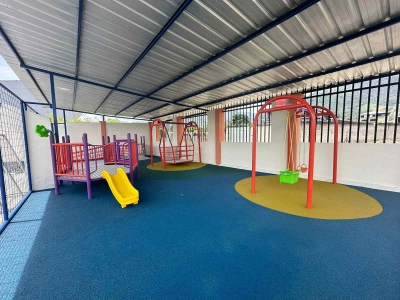 50 estudiantes de la Unidad Educativa Especializada Matilde Guzm&aacute;n cuentan con nuevos juegos inclusivos