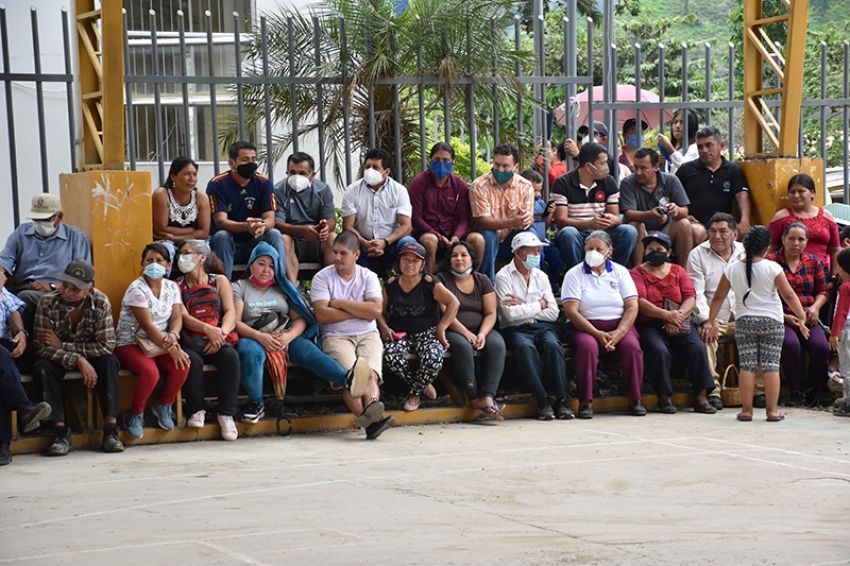 Diálogo entre autoridades y presidentes barriales tras el desplome del puente en la parroquia Los Encuentros