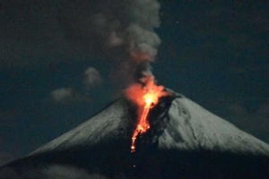 Registran expulsi&oacute;n de flujo de lava en volc&aacute;n Sangay